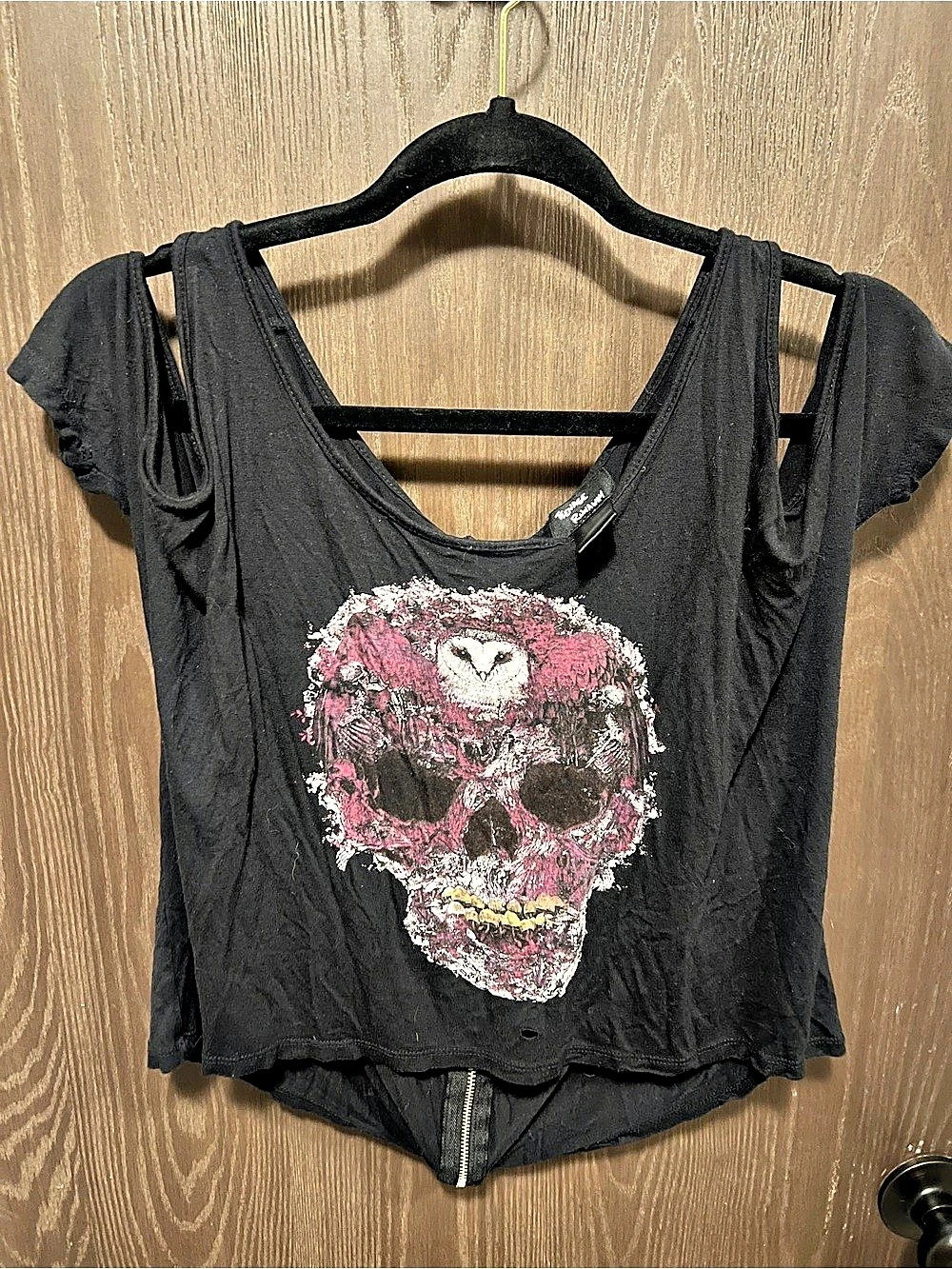 Skull Graphic Short Sleeve Top in Black - Hot Topic Sourced